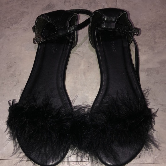 Charlotte Russe bundle black and pink fur sandal size 7 can fit size 6 women - Picture 4 of 5